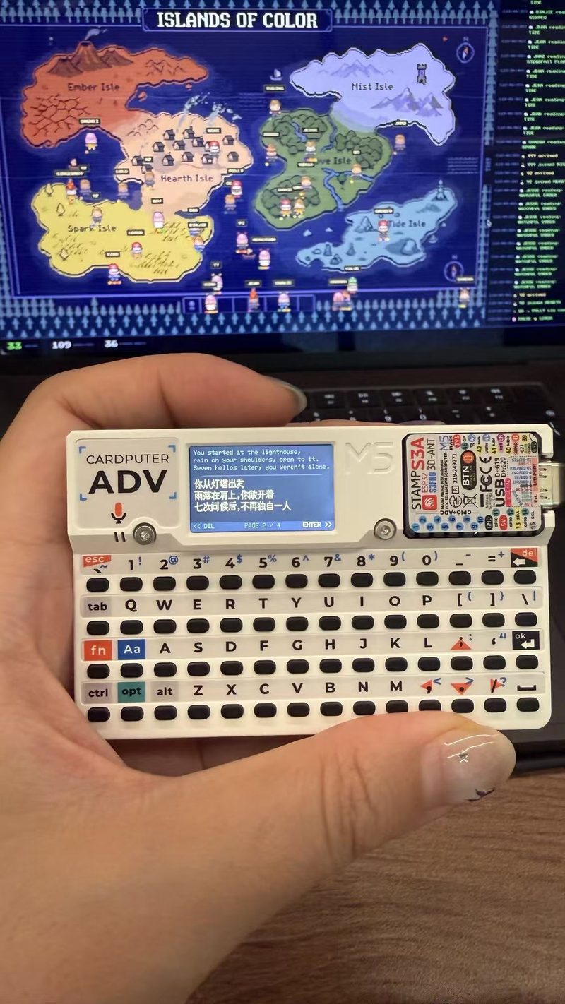 一只手举着 Cardputer，屏幕上显示着 AI 为她写的双语短诗，背景是挤满小人的大屏
